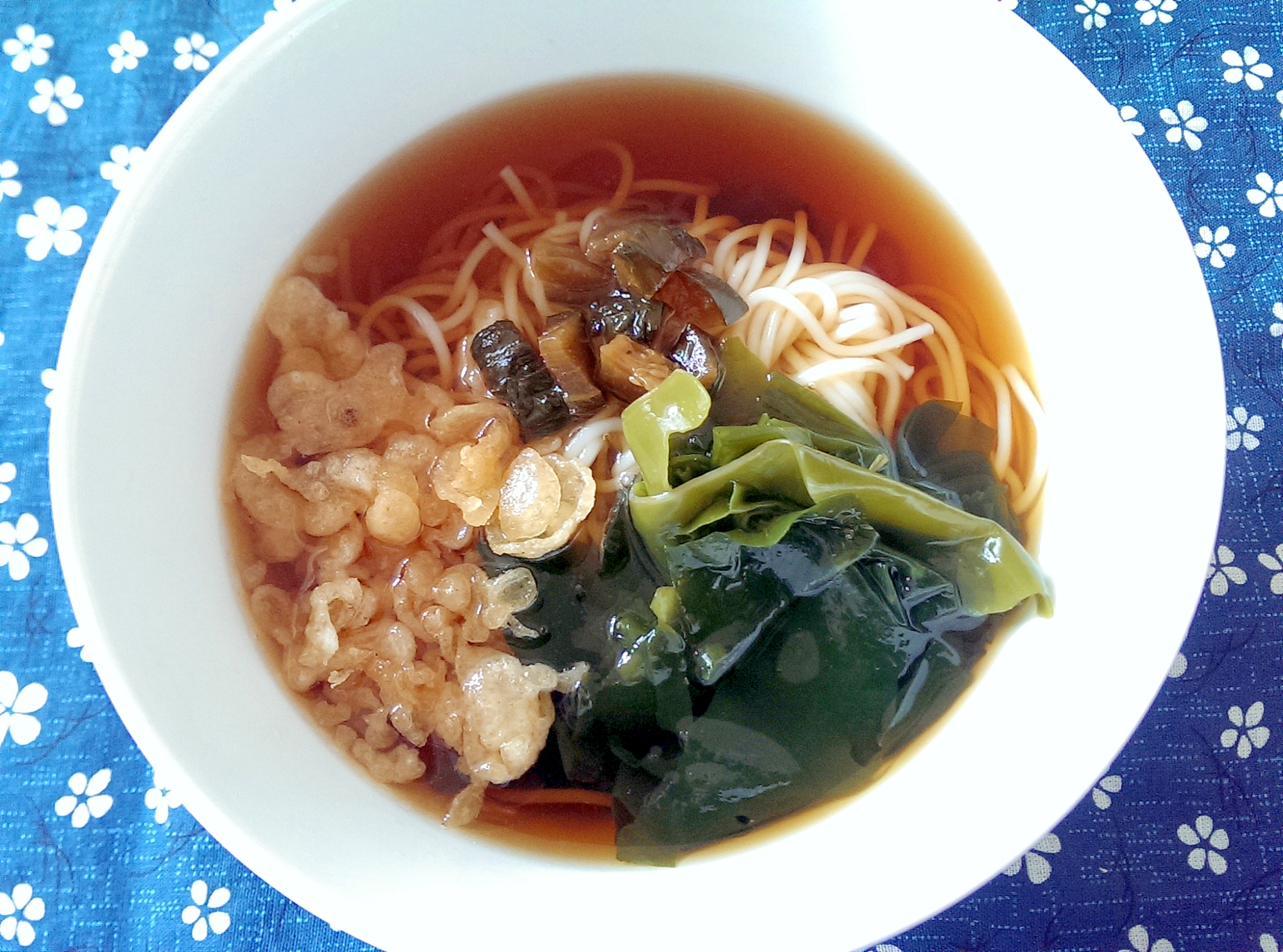 キューちゃん入りわかめたぬきにゅうめん レシピ・作り方 by けいちゃん088|楽天レシピ
